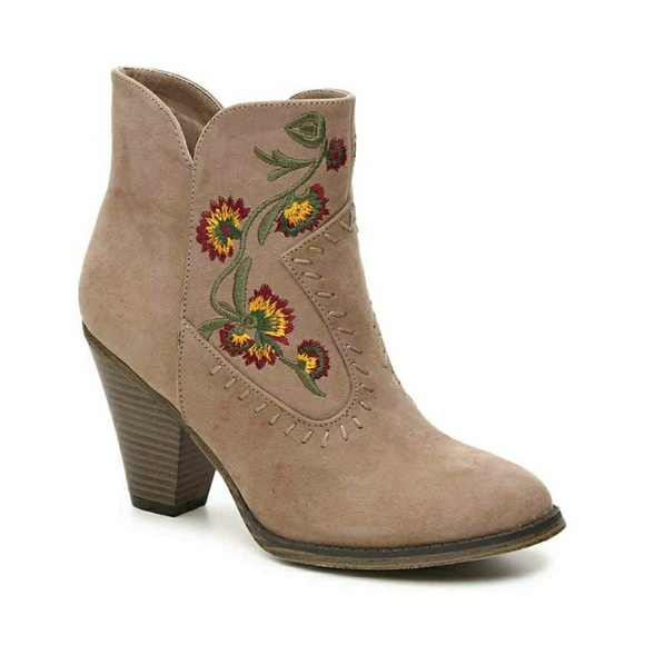 MIA Shoes - 🎉HP🎉🤞NWT MIA Embroidered taupe Western boots 7